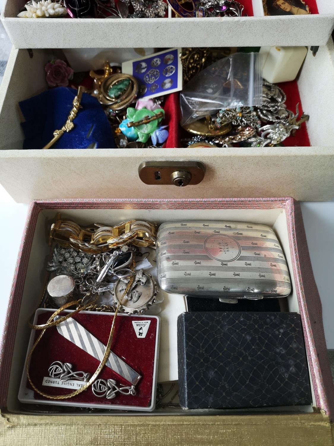 Three jewellery boxes containing various vintage costume jewellery. plated cigarette case, - Bild 2 aus 4