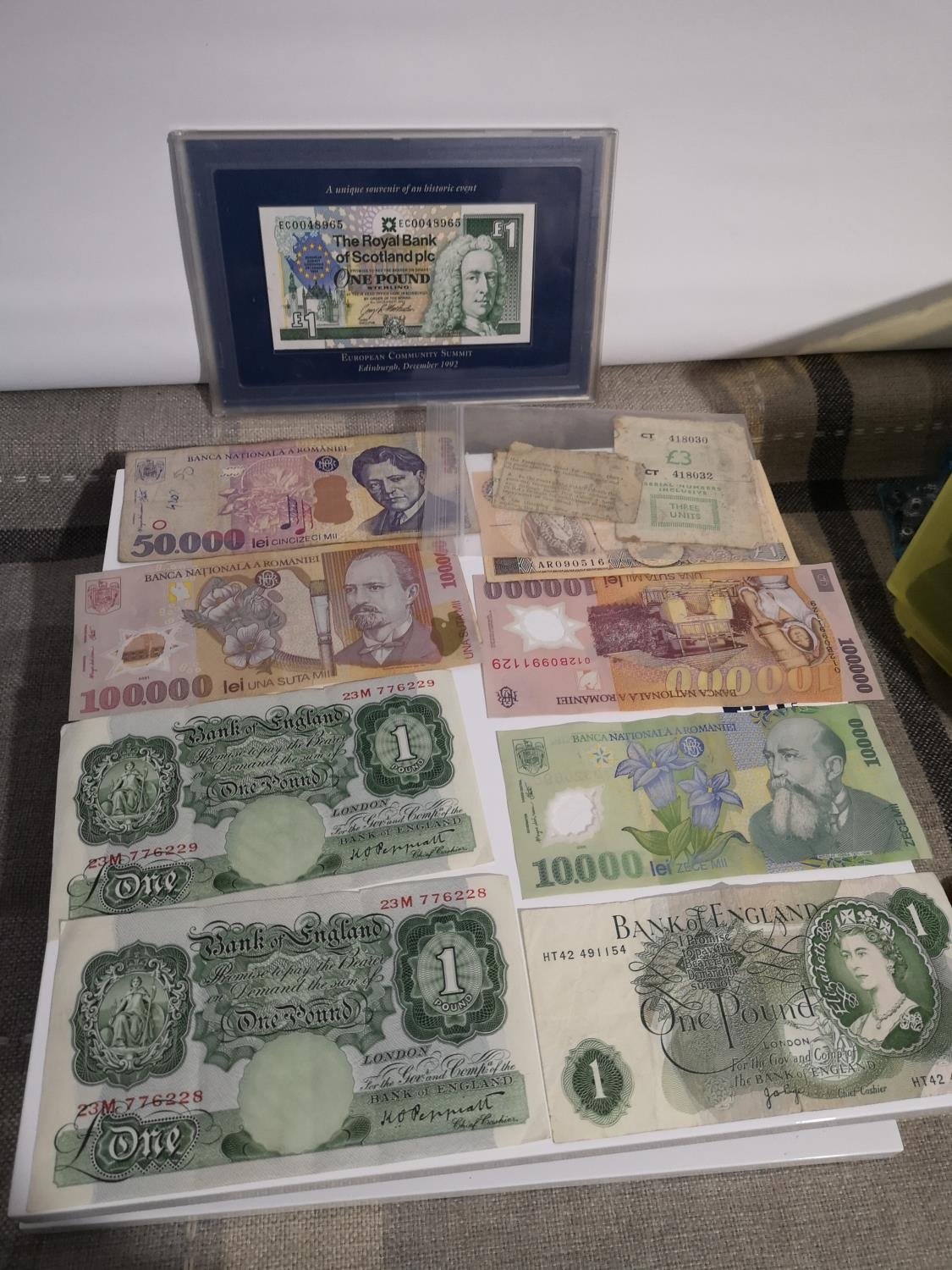 A SELECTION OF VARIOUS ROMAN AND BRITISH BANK NOTES TO INCLUDE FRAMED EUROPEAN UNION ONE POUND