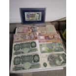 A SELECTION OF VARIOUS ROMAN AND BRITISH BANK NOTES TO INCLUDE FRAMED EUROPEAN UNION ONE POUND