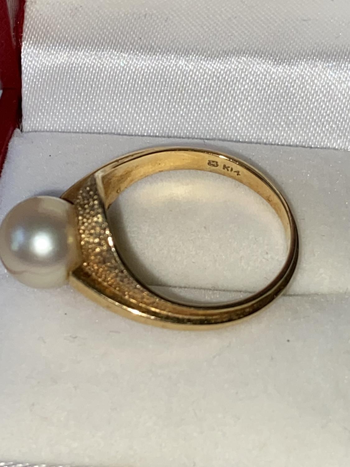 A ladies 14k gold ring set with a single pearl setting, stamped [K14], [3.60g] [size L] - Image 10 of 10