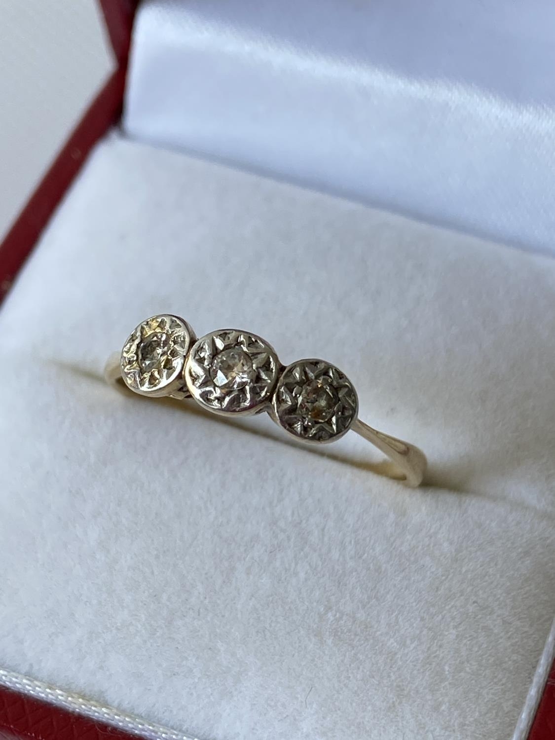 A 9ct gold & 3 diamond stone ring [size M] [1.82g] - Image 2 of 4