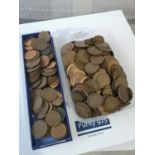A TRAY AND CONTAINER CONTAINING A LARGE COLLECTION OF MIXED COINS TO INCLUDE HALF PENNY, ONE