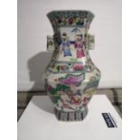 A 20TH CENTURY CHINESE DA QING TONGZHI NIAN ZHI HAND PAINTED VASE. [28.5CM IN HEIGHT]
