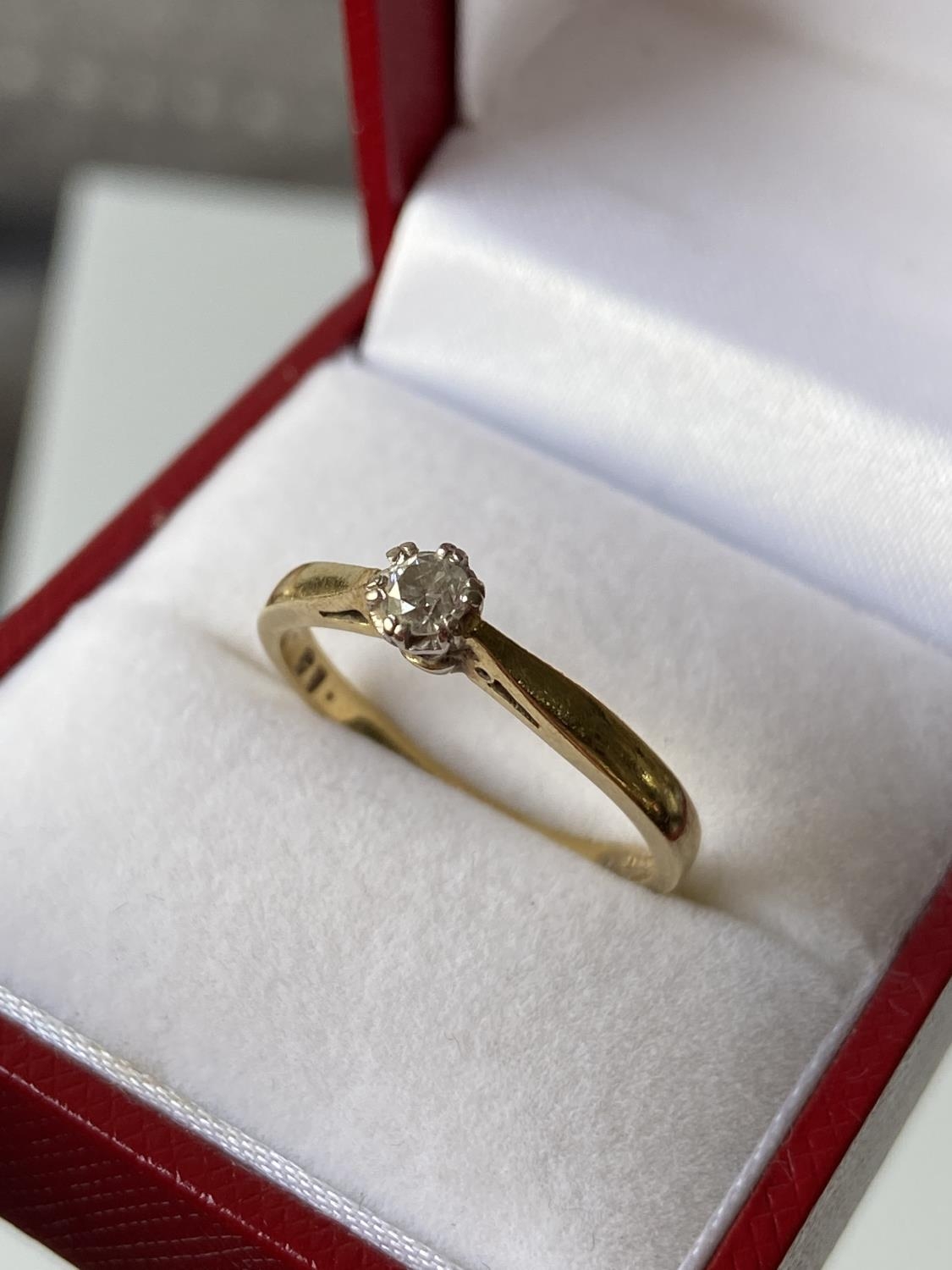 An 18ct gold ladies single diamond ring [0.15ct] [size P] [2.87g]