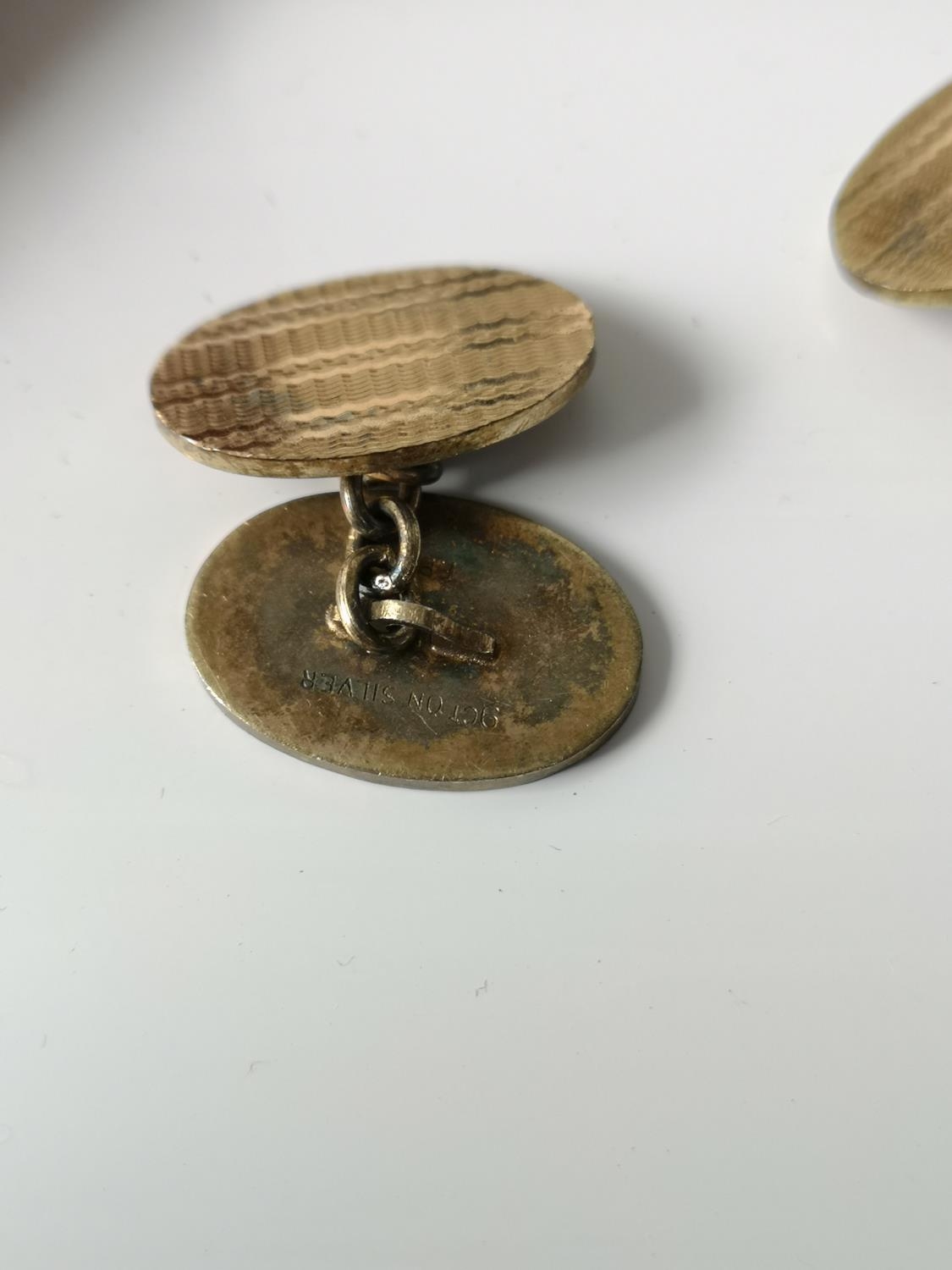 A Pair of vintage 9ct gold cufflinks with original box produced by H. Samuel. [7.48grams] a pair - Image 5 of 5