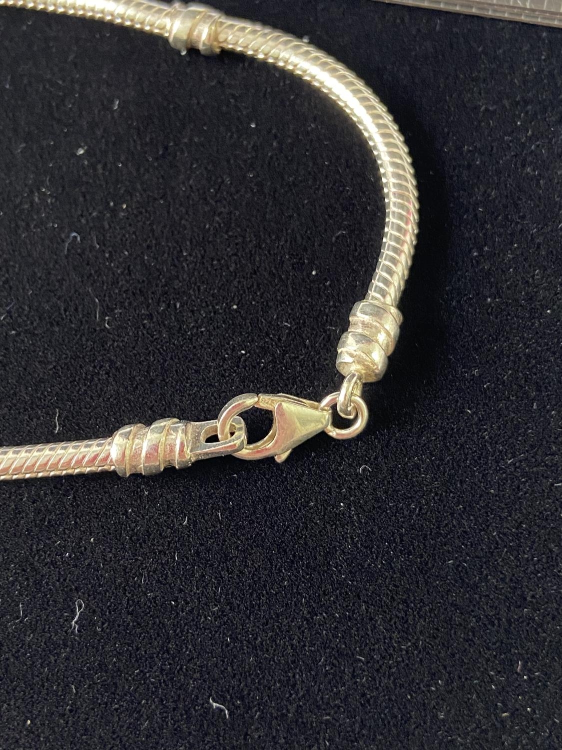 A Silver bracelet of a rope form. [20cm in length] - Image 4 of 4