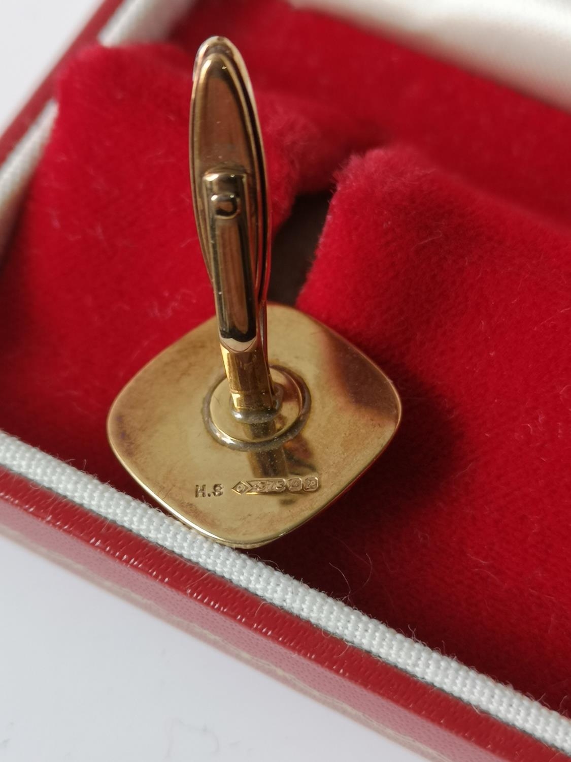 A Pair of vintage 9ct gold cufflinks with original box produced by H. Samuel. [7.48grams] a pair - Image 3 of 5