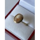 An antique 9ct gold & cameo carved ring [size I] [2.27g]