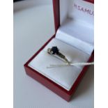 An 18ct gold sapphire and 6 diamond stone ring [size S] [2.59g]