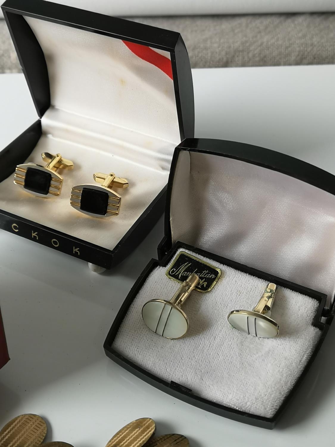 A Pair of vintage 9ct gold cufflinks with original box produced by H. Samuel. [7.48grams] a pair - Image 4 of 5