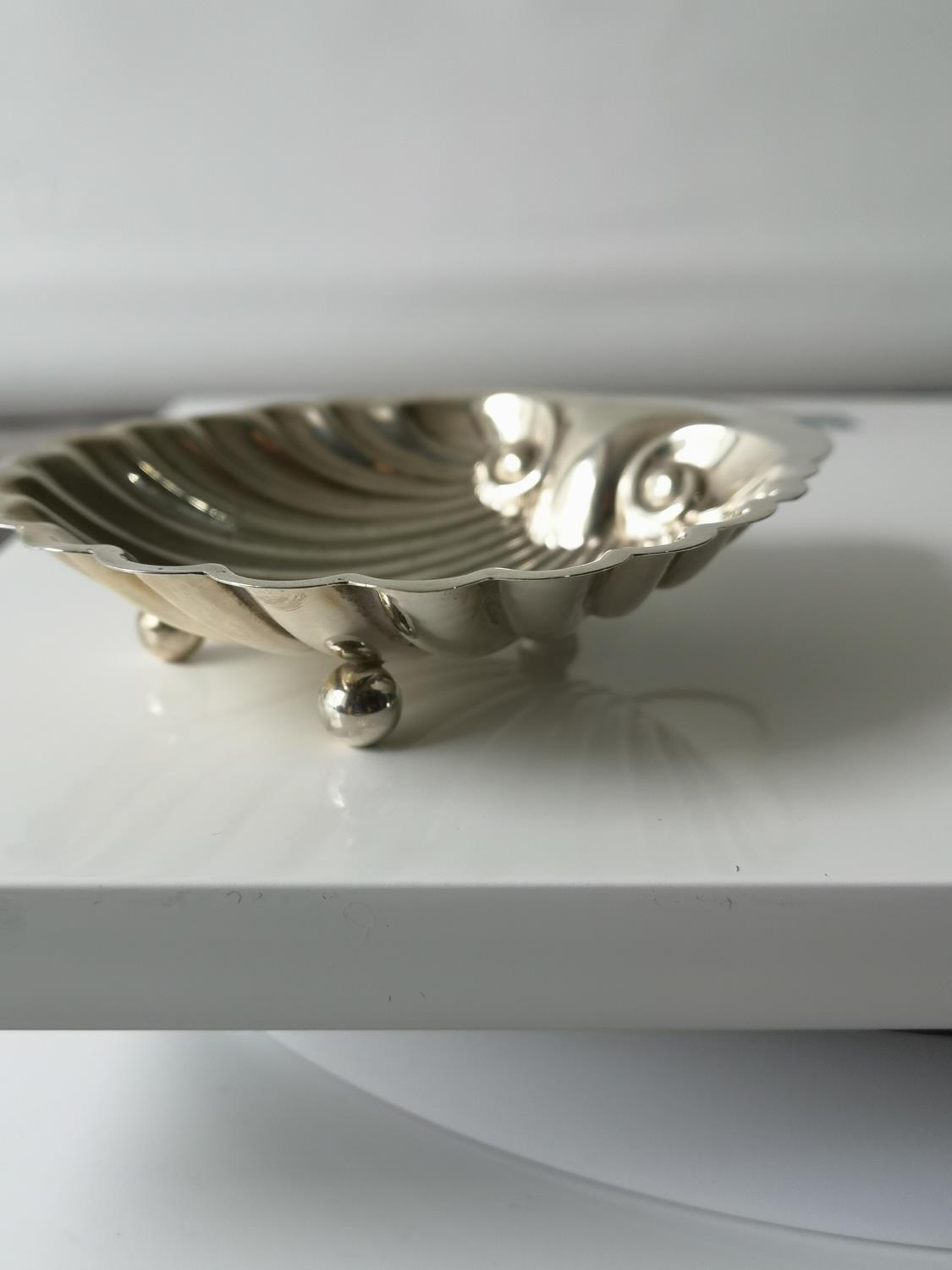 A Birmingham silver Scallop shaped pin dish sat upon three bun supports. Maker W. G. K. [59.62GRAMS] - Image 2 of 3