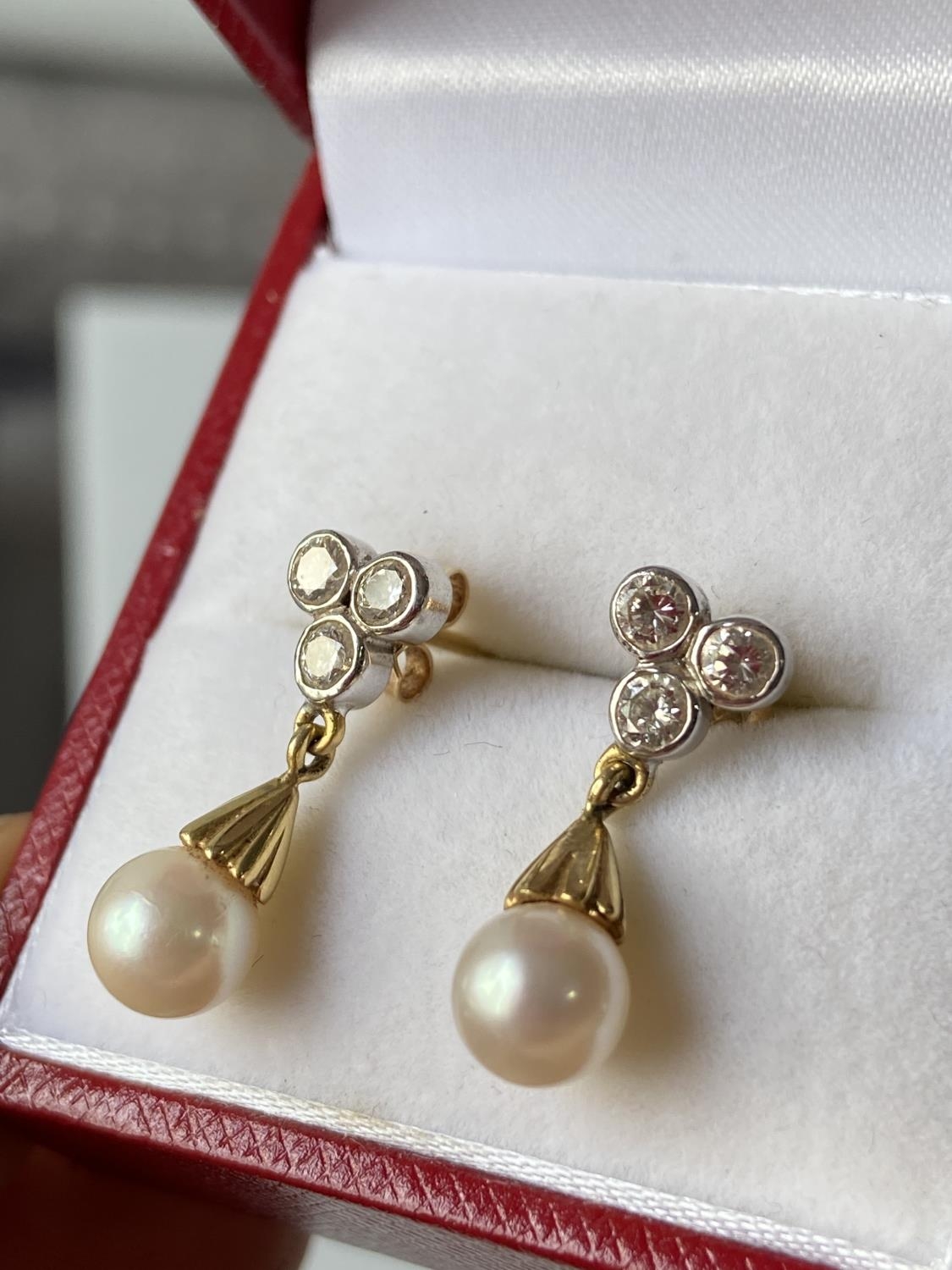 A pair of 18ct gold diamond & pearl drop earrings [2 3/4mm x 6 diamonds] [2.90g] - Image 8 of 8