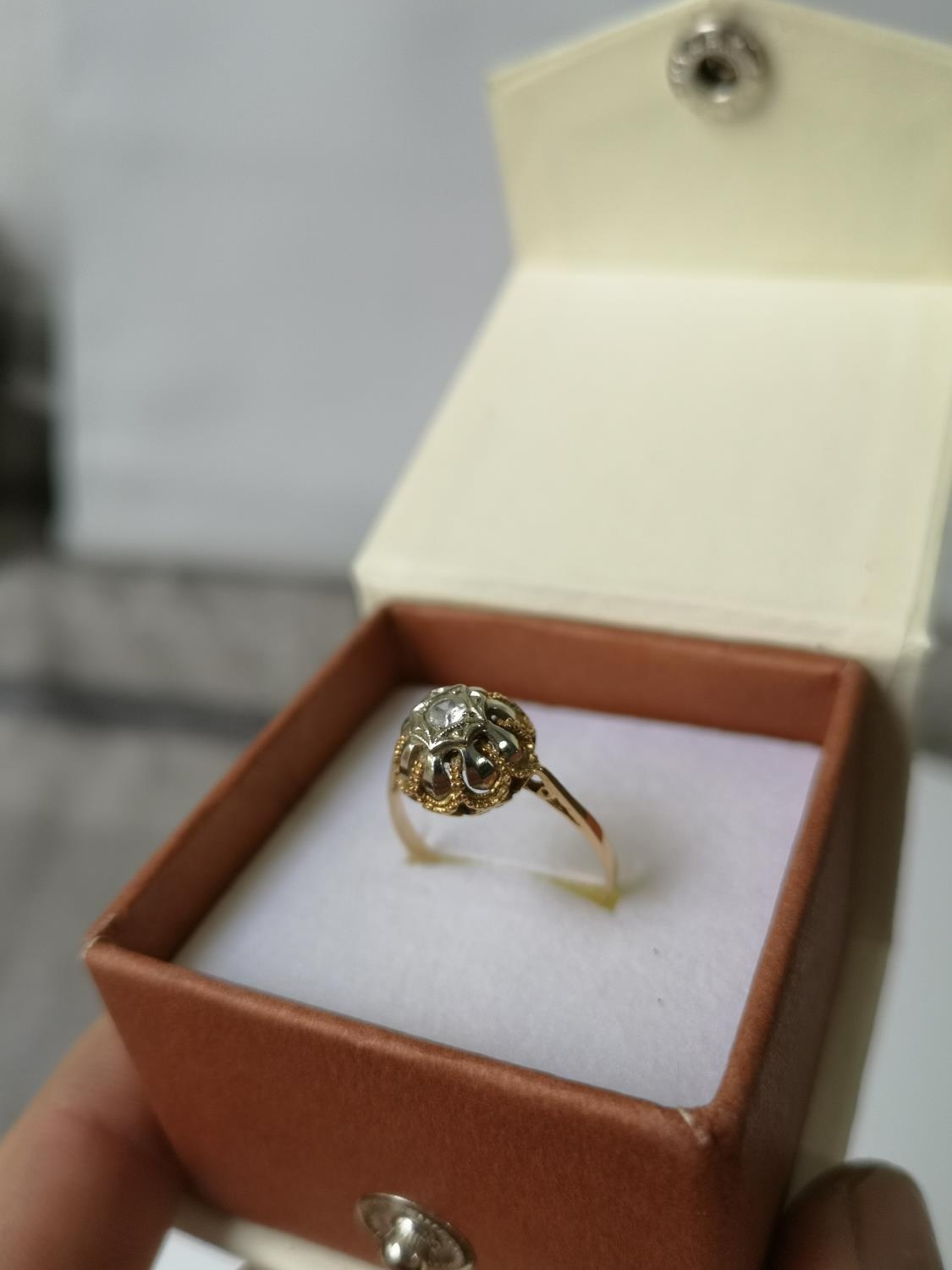 An antique gold ring set with a single clear stone [Ring size S] [3.58grams] - Image 2 of 4