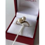A 9ct gold ladies ring set with two pearls [size U] [2.64g]