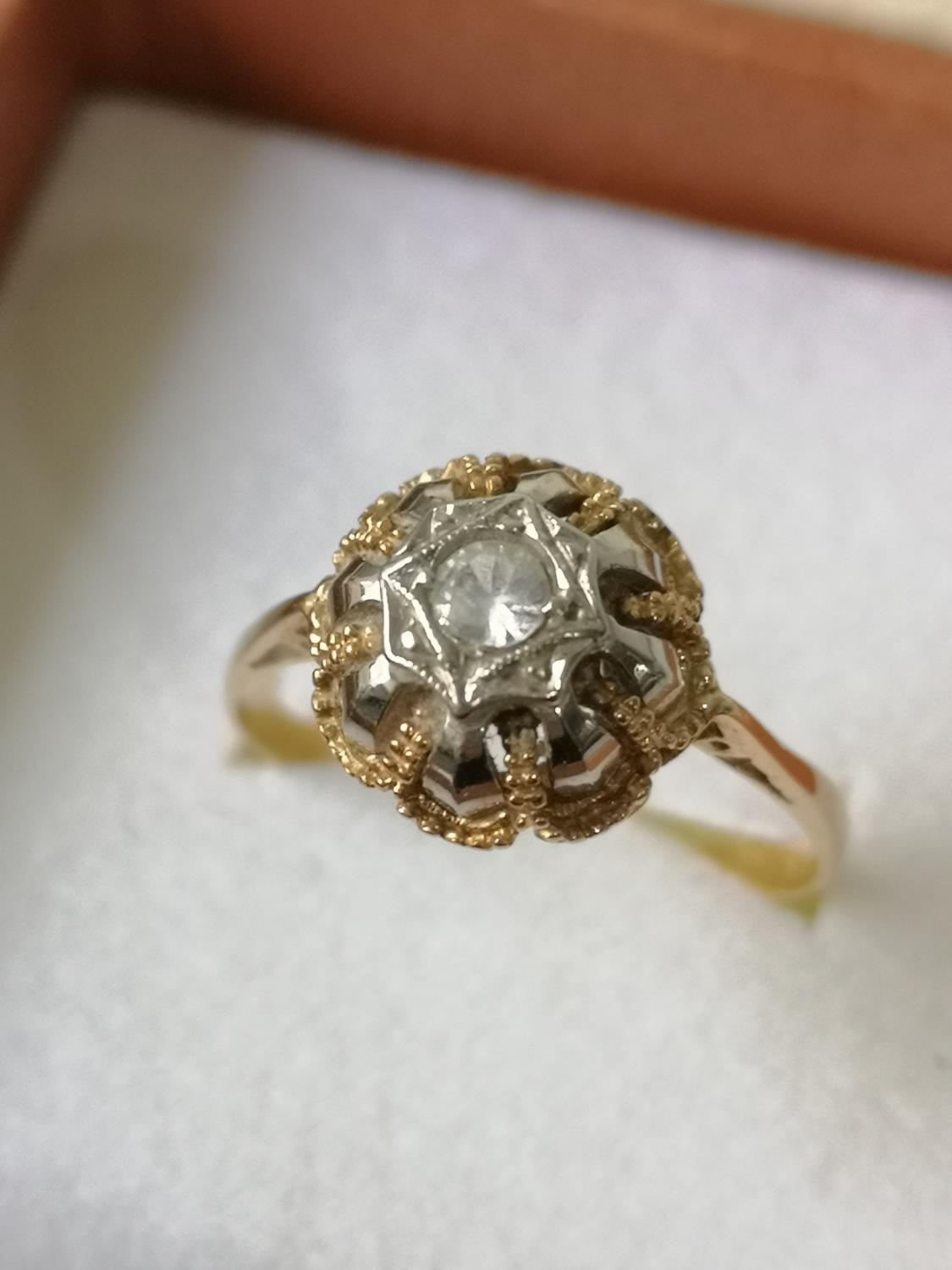 An antique gold ring set with a single clear stone [Ring size S] [3.58grams] - Image 4 of 4