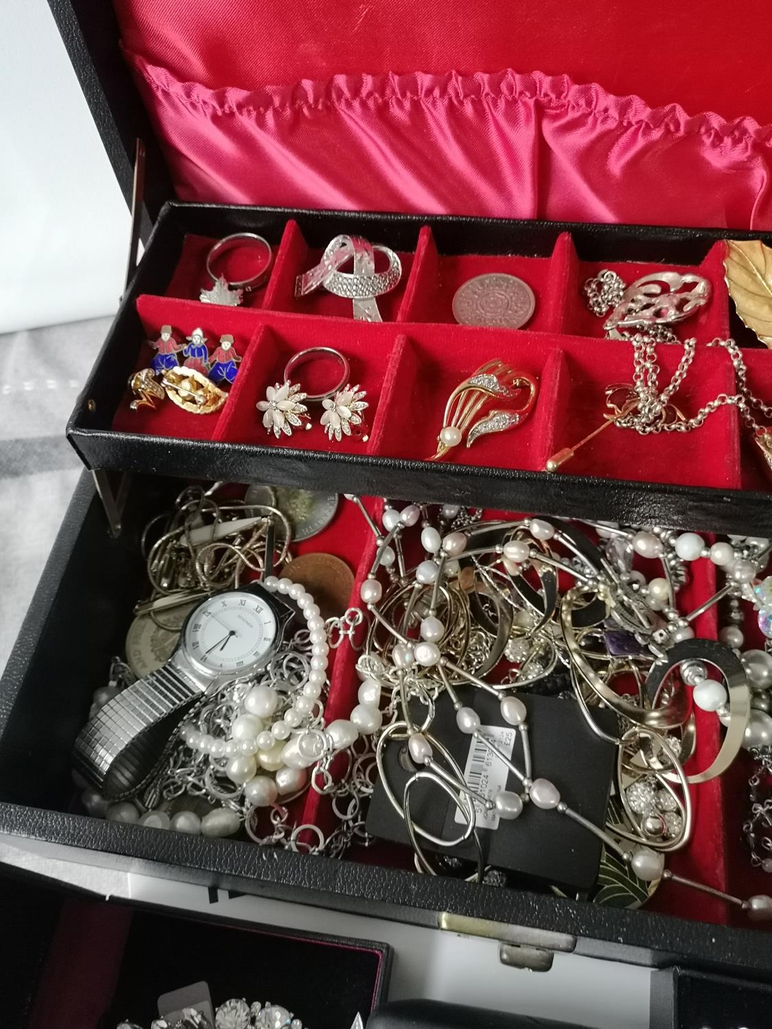 A Jewellery box containing a quantity of costume jewellery to include brooches, necklaces, - Bild 3 aus 3