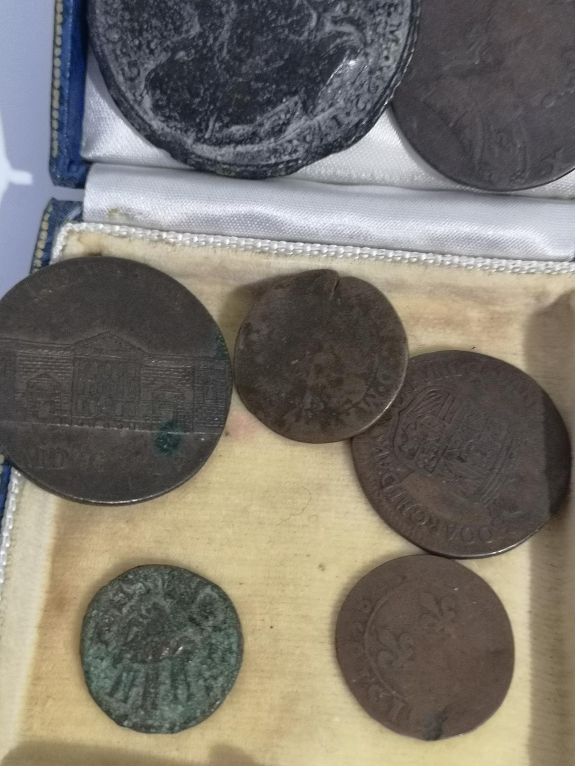 A COLLECTION OF OLD AND ANCIENT COINS TO INCLUDE WEST FRISIA 1627 COIN, 1767 LARGE COIN, NEWGATE - Image 4 of 4