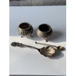 Two white metal Indian mustard pots, 1909 Norge 10 ORE coin spoon & white metal rose handled