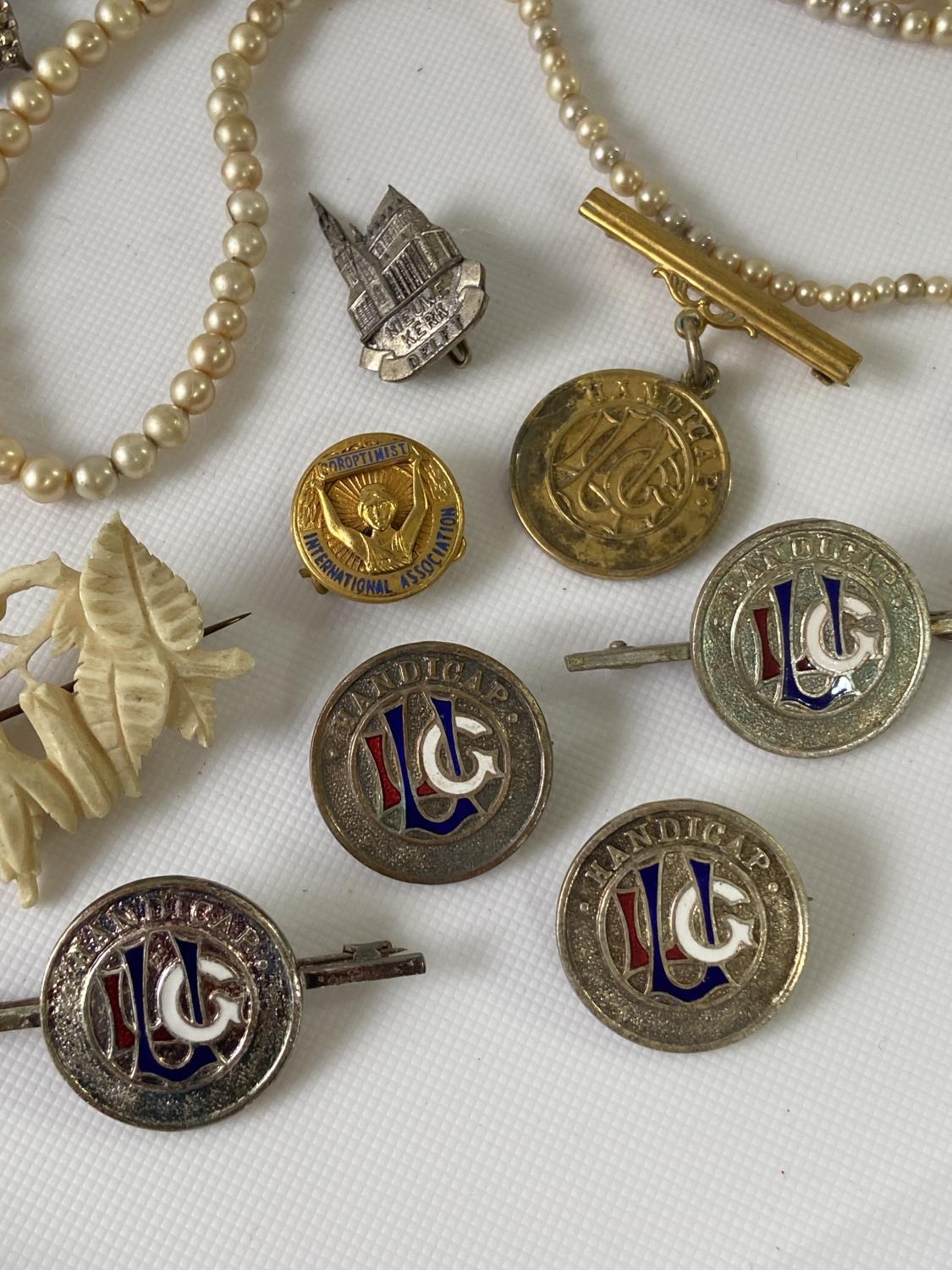 A selection of various vintage badges to include; a gold & enamel 'Soroptimist International - Bild 3 aus 12