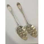 A LARGE PAIR OF GEORGIAN EDINBURGH SILVER BERRY SPOONS PRODUCED BY WILLIAM AULD. DATED 1802. [22CM