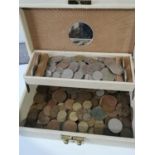 A JEWELLERY BOX CONTAINING A LARGE COLLECTION OF MIXED COINS TO INCLUDE HALF CROWN, THREE PENCE,