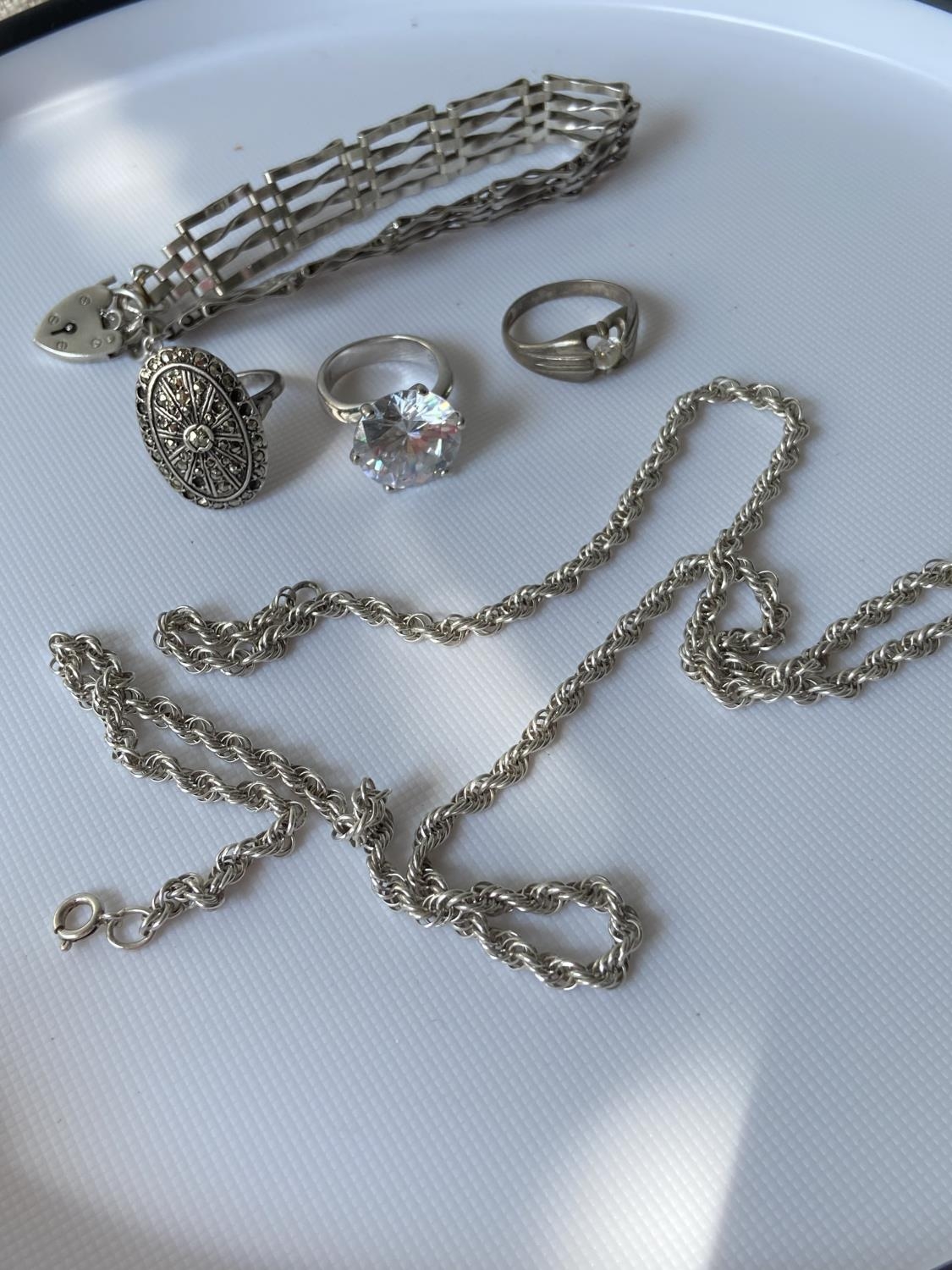 3 various silver rings, a silver gate bracelet and a silver rope necklace - Image 5 of 6