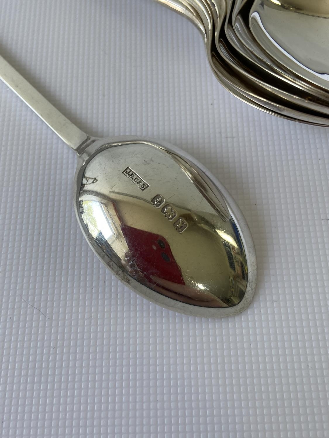 A set of 7 Birmingham silver tea spoons [J.B Chatterley & Sons Ltd] [74.63g] - Image 3 of 4