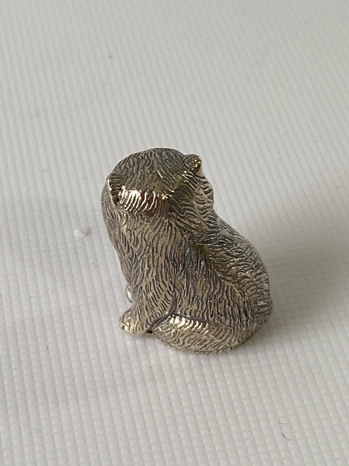 A silver figure of a cat with emerald eyes. [2.3CM IN HEIGHT] - Image 6 of 10