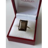 A 9ct gold ring set with a smokey quartz cut stone ring [size Q] [4.98g]
