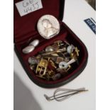 A LEATHER TUB CONTAINING A SELECTION OF VARIOUS CUFFLINKS AND ODDS TO INCLUDE A HEAVY PAIR OF