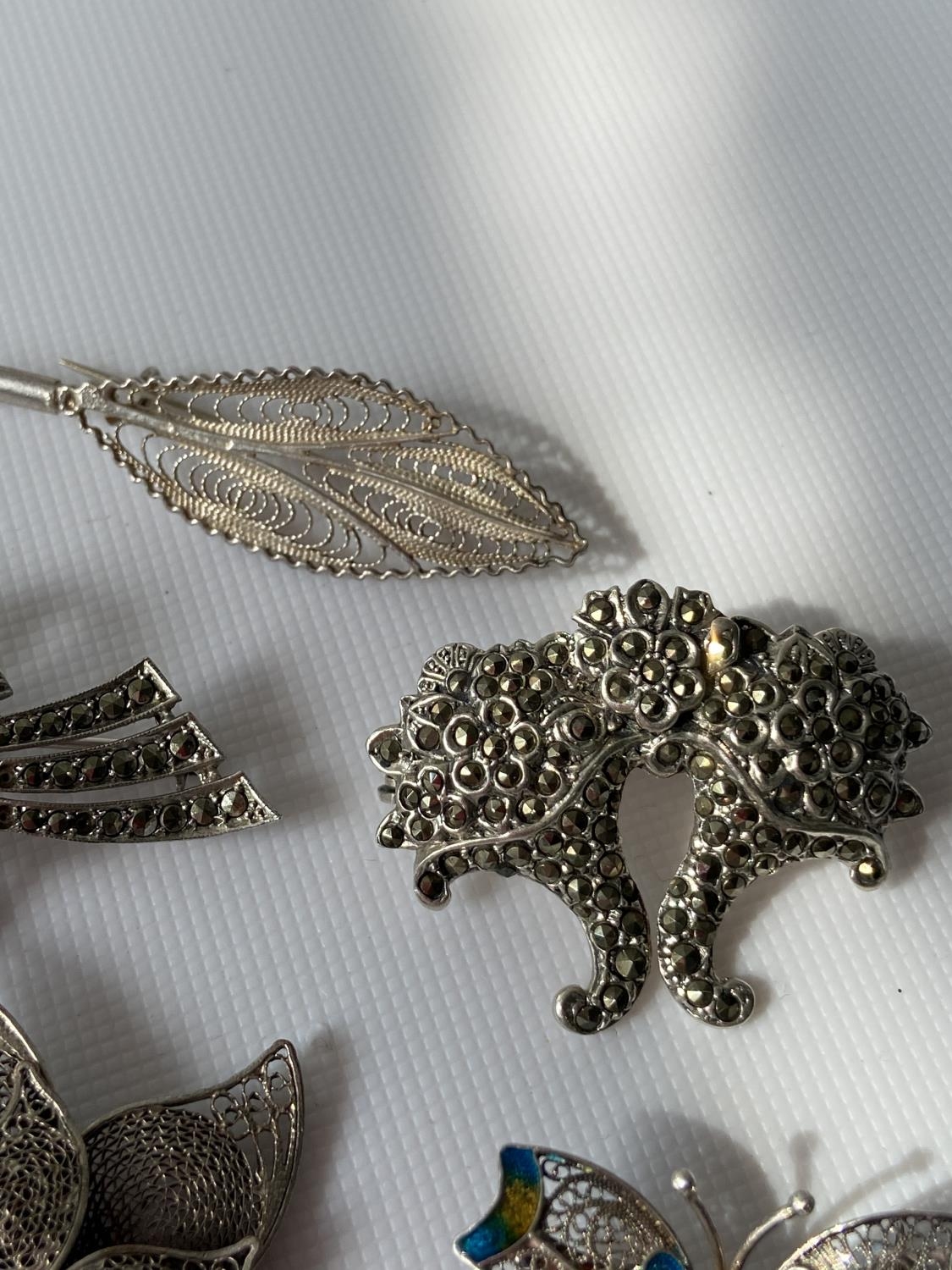 A lot of 5 various silver marked brooches to include filigree & enamel butterfly brooch & London - Image 5 of 8