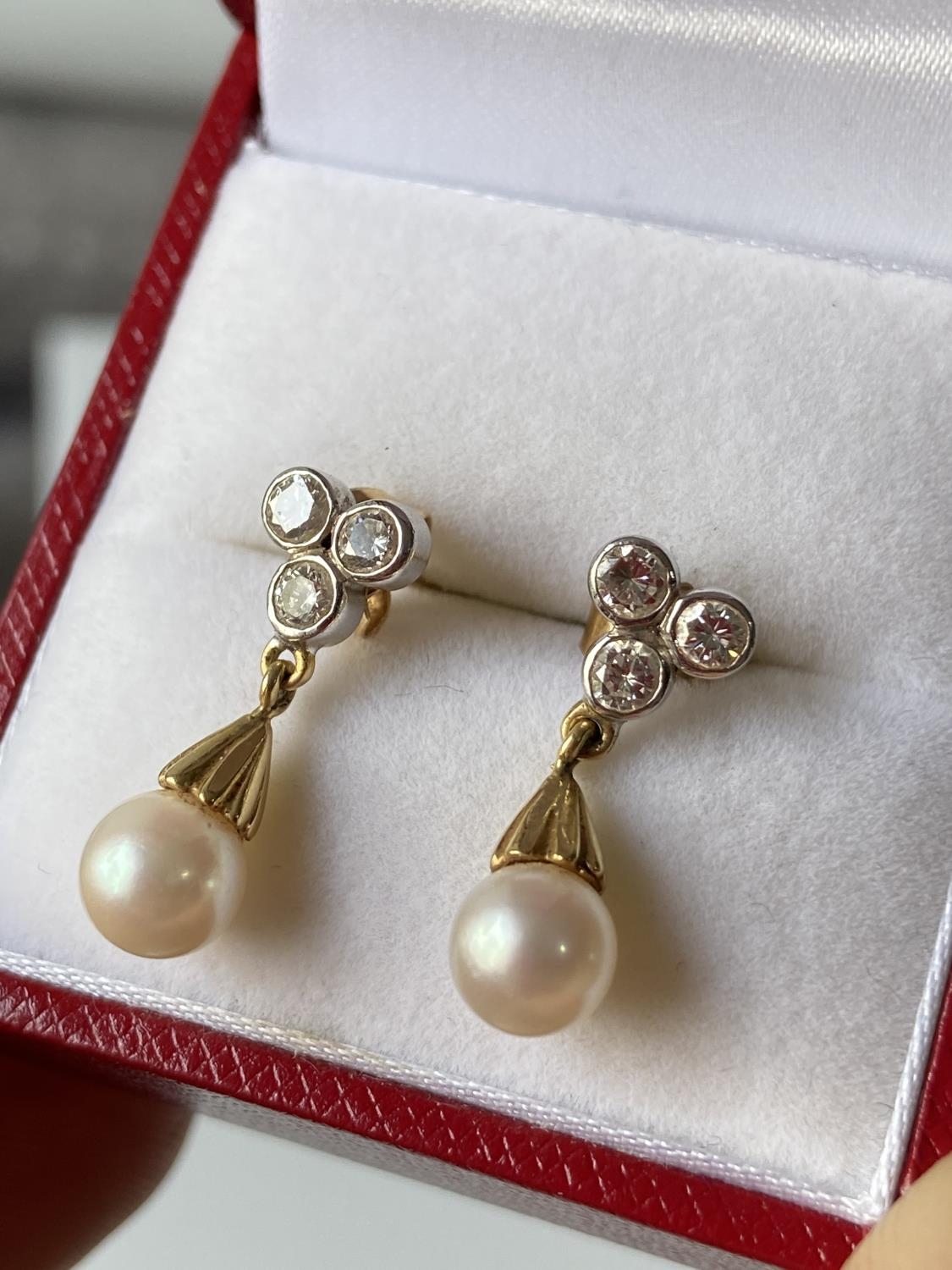 A pair of 18ct gold diamond & pearl drop earrings [2 3/4mm x 6 diamonds] [2.90g] - Image 4 of 8