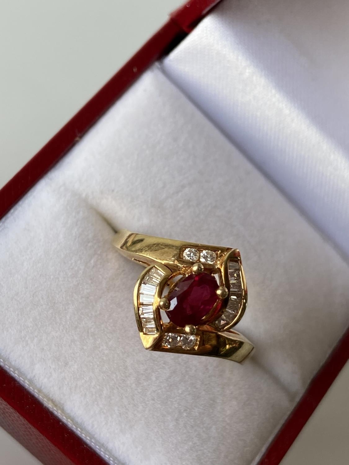 An 18ct gold ladies diamond & ruby set ring [size M] [4.13g] - Image 5 of 12
