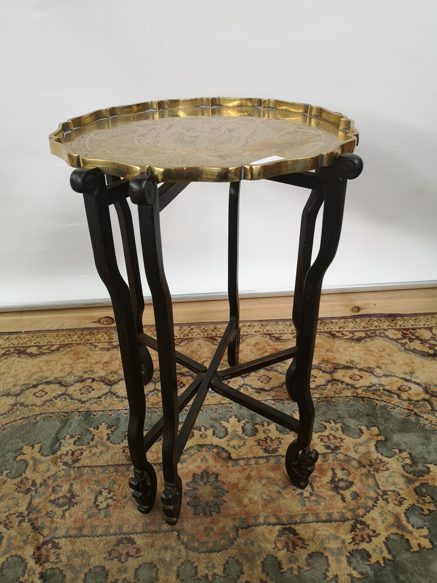 A brass tea tray table with scalloped edging, engraved in a Japanese theme, supported on a 6 arm/leg - Image 2 of 6