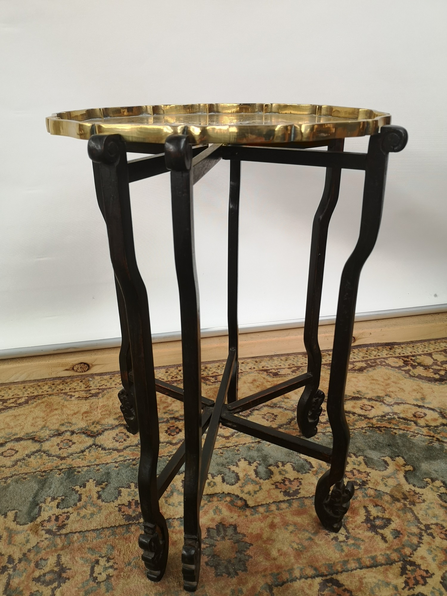 A brass tea tray table with scalloped edging, engraved in a Japanese theme, supported on a 6 arm/leg - Image 3 of 6