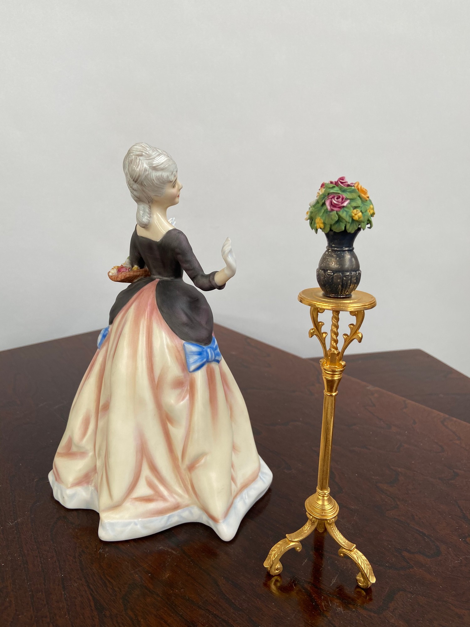 A Royal Doulton Figurine, The gentle arts, Flower Arranging, 542 of 750. - Image 2 of 4