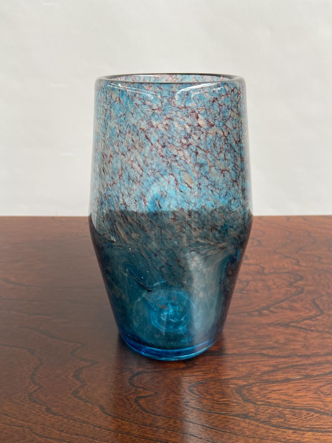 A Vintage blue and gold speck Strathearn vase. [22cm in height] - Bild 4 aus 5