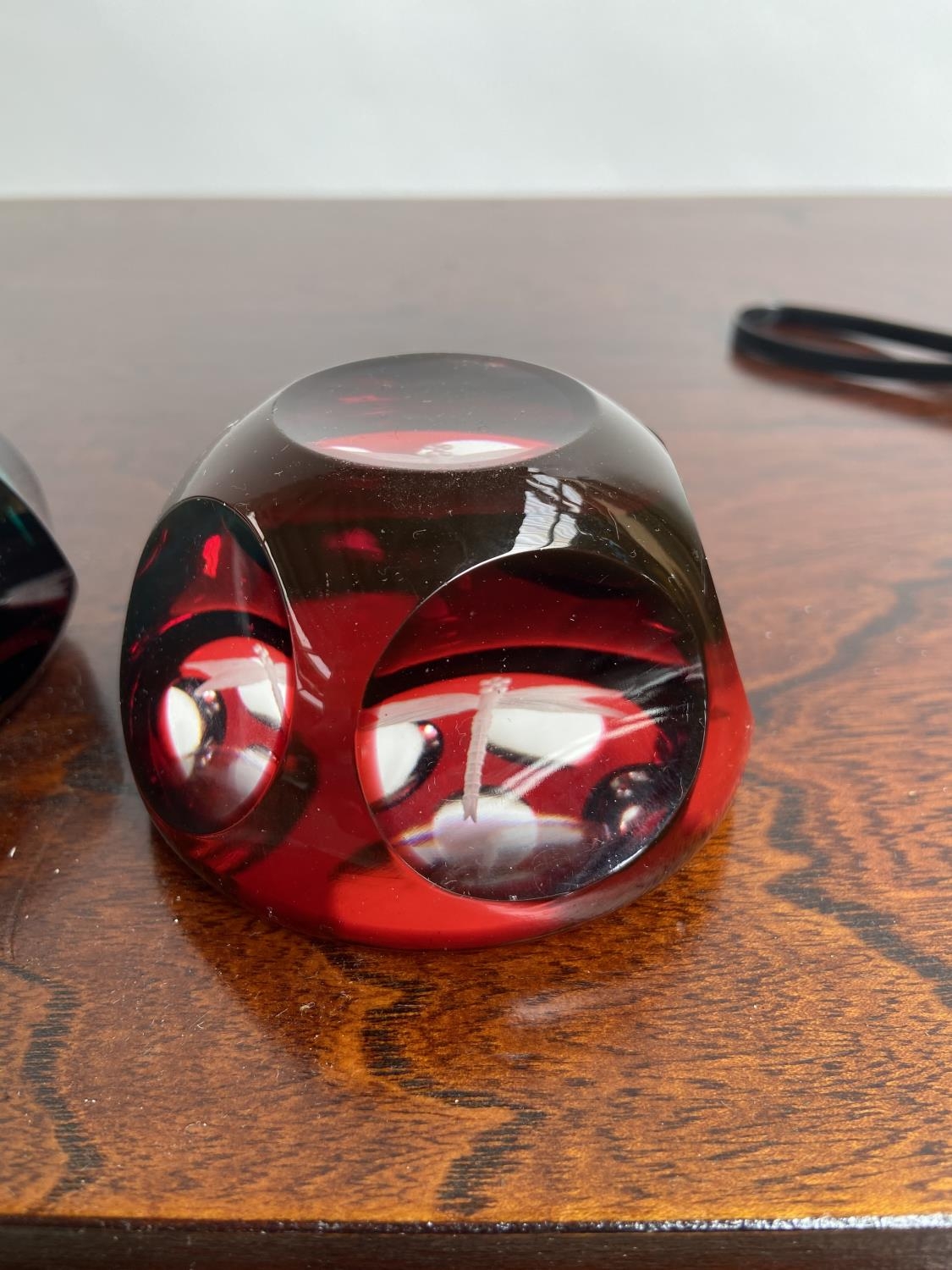 Two unusual style paperweights. A Pink Rose in a facet cut blue glass and an etched dragon fly red - Bild 5 aus 7