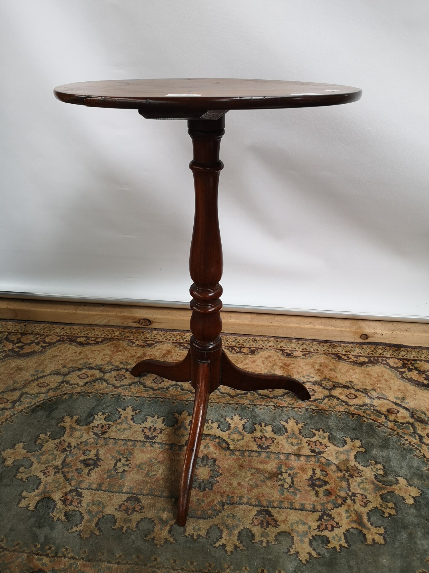 A Georgian pedestal table with circular top, supported on a tripod vase - Image 2 of 7