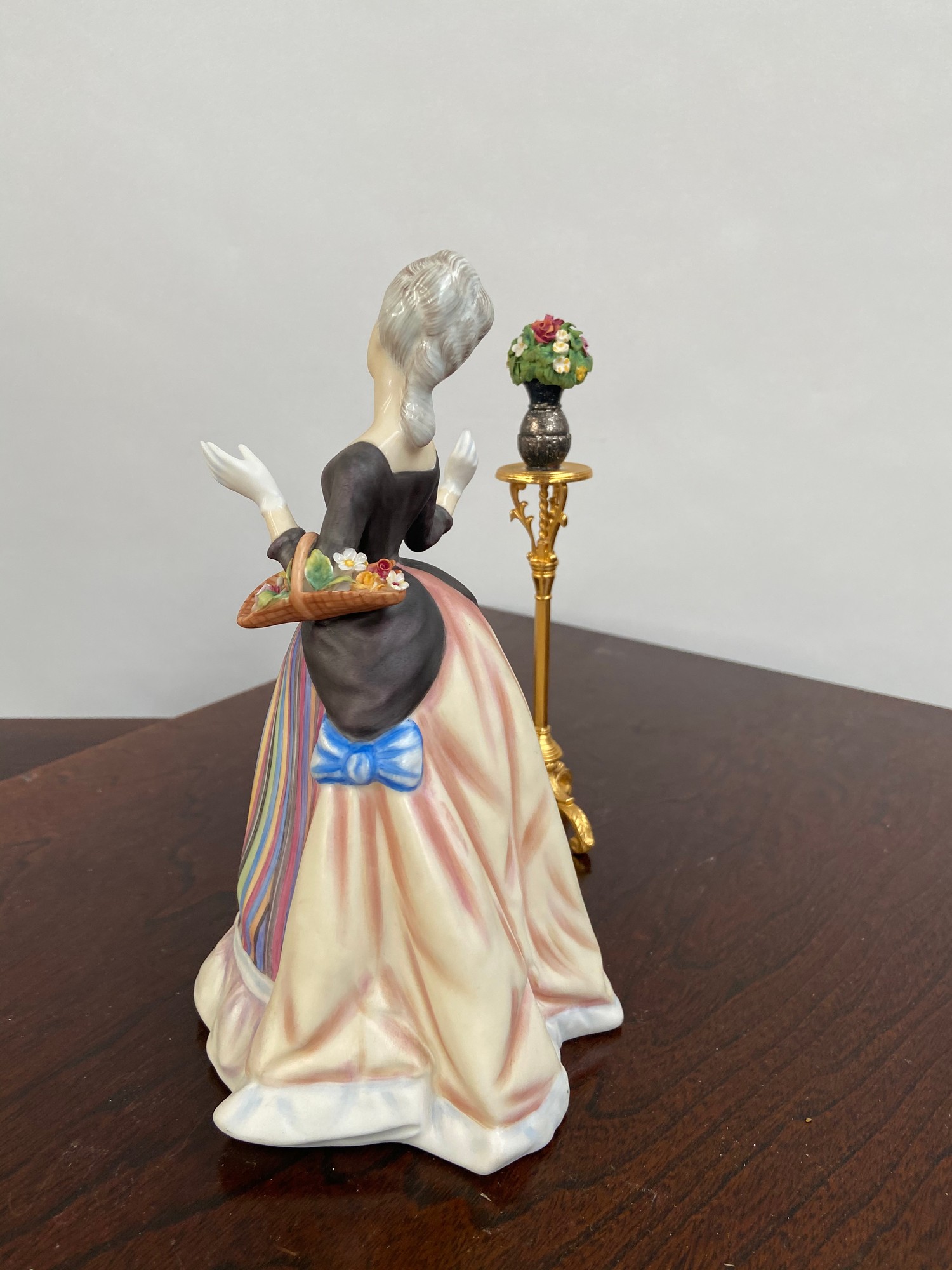A Royal Doulton Figurine, The gentle arts, Flower Arranging, 542 of 750. - Image 3 of 4