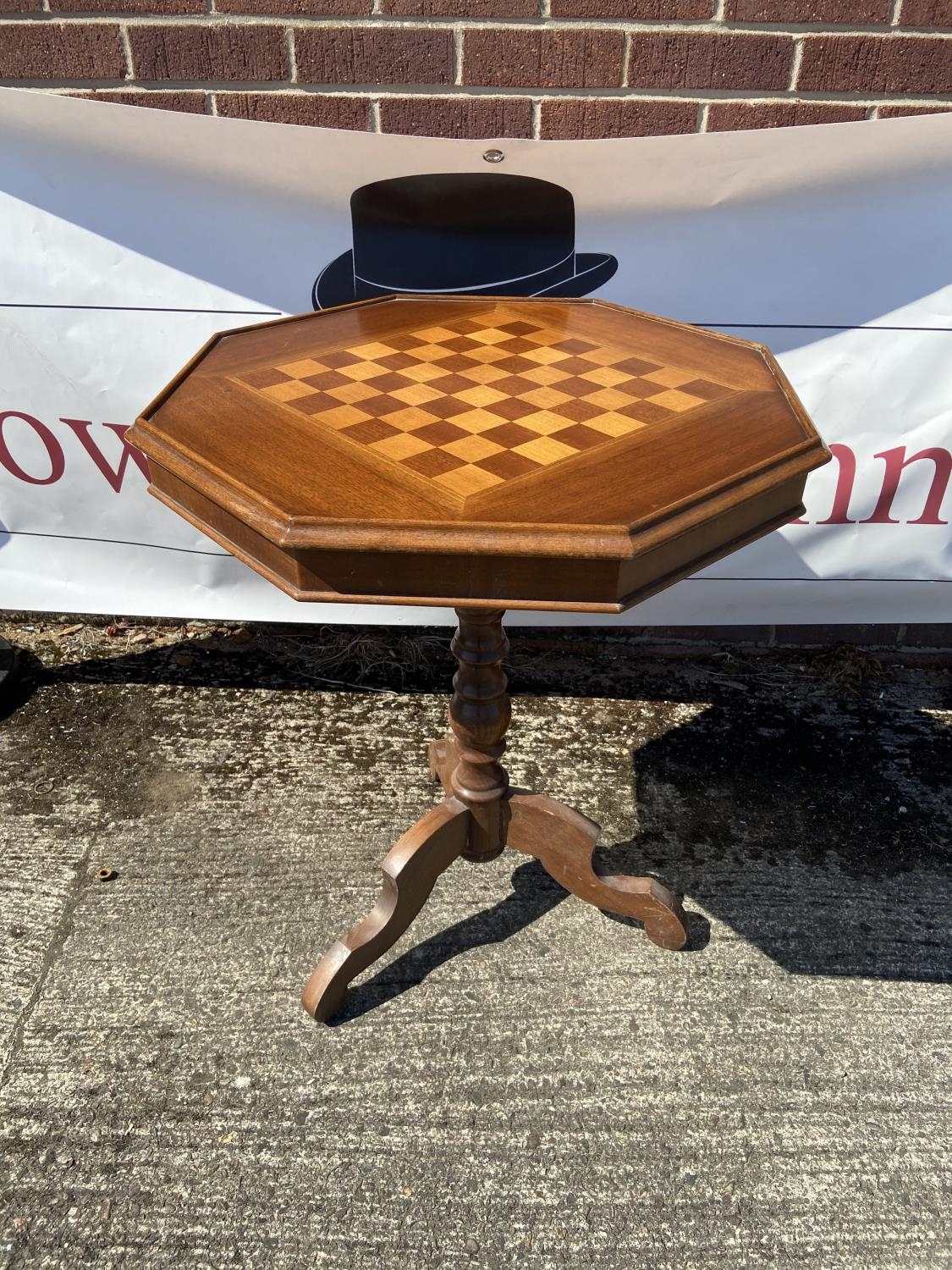 Single pedestal chess board top table [69x59x59cm]