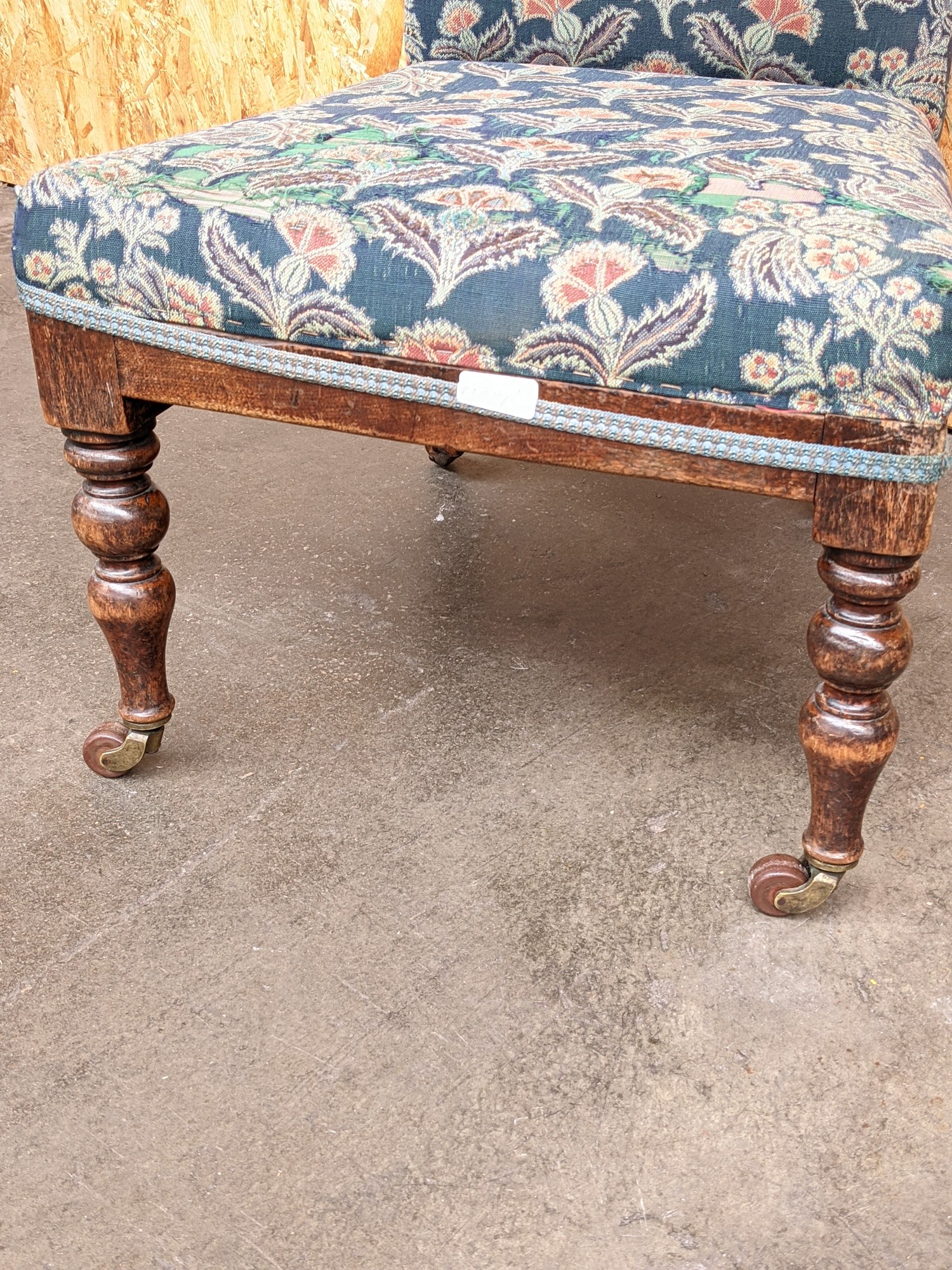 Oak prayer chair in a thistle upholstery [height 104cm, width 48cm] - Image 3 of 3