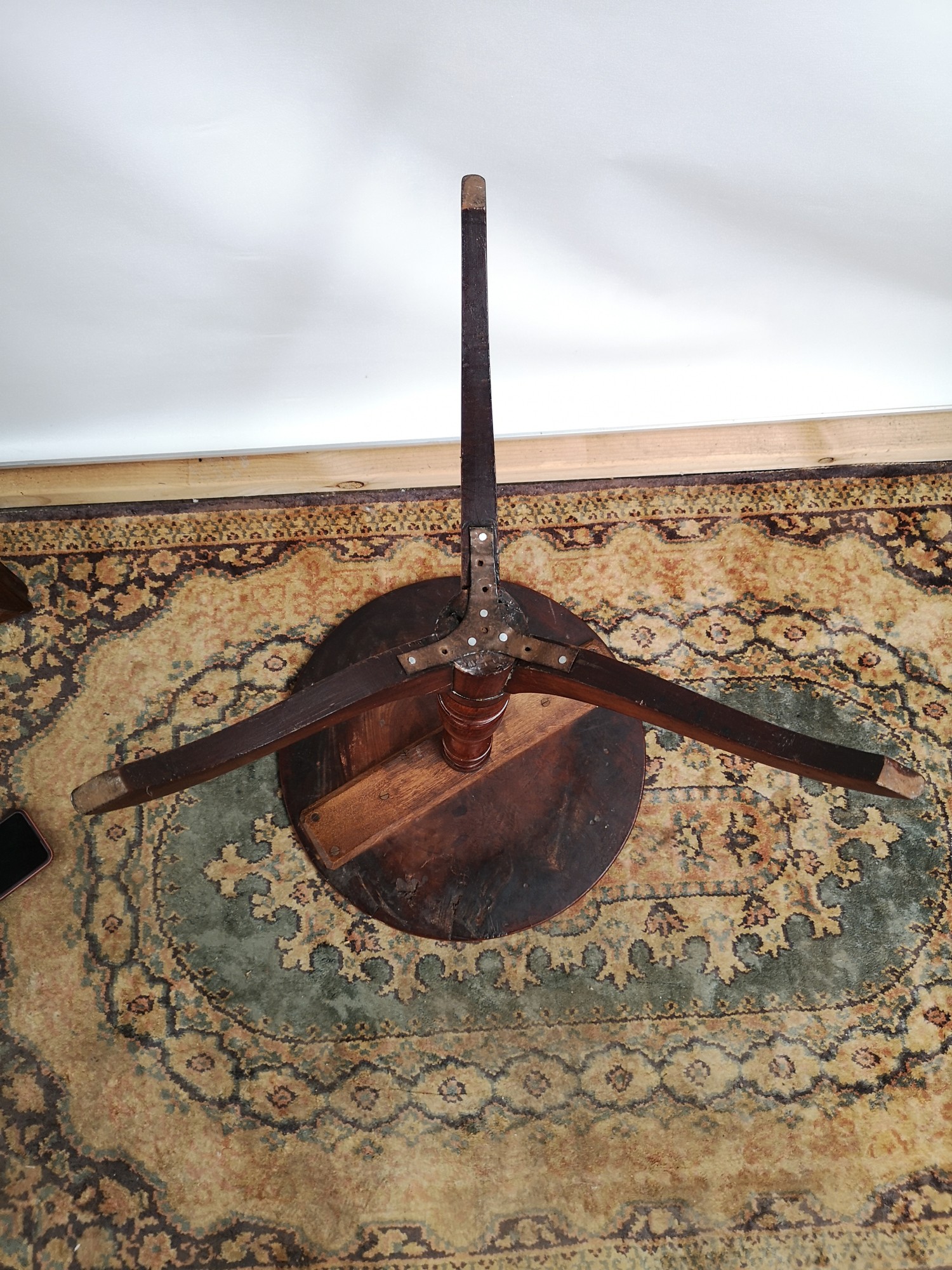 A Georgian pedestal table with circular top, supported on a tripod vase - Image 6 of 7