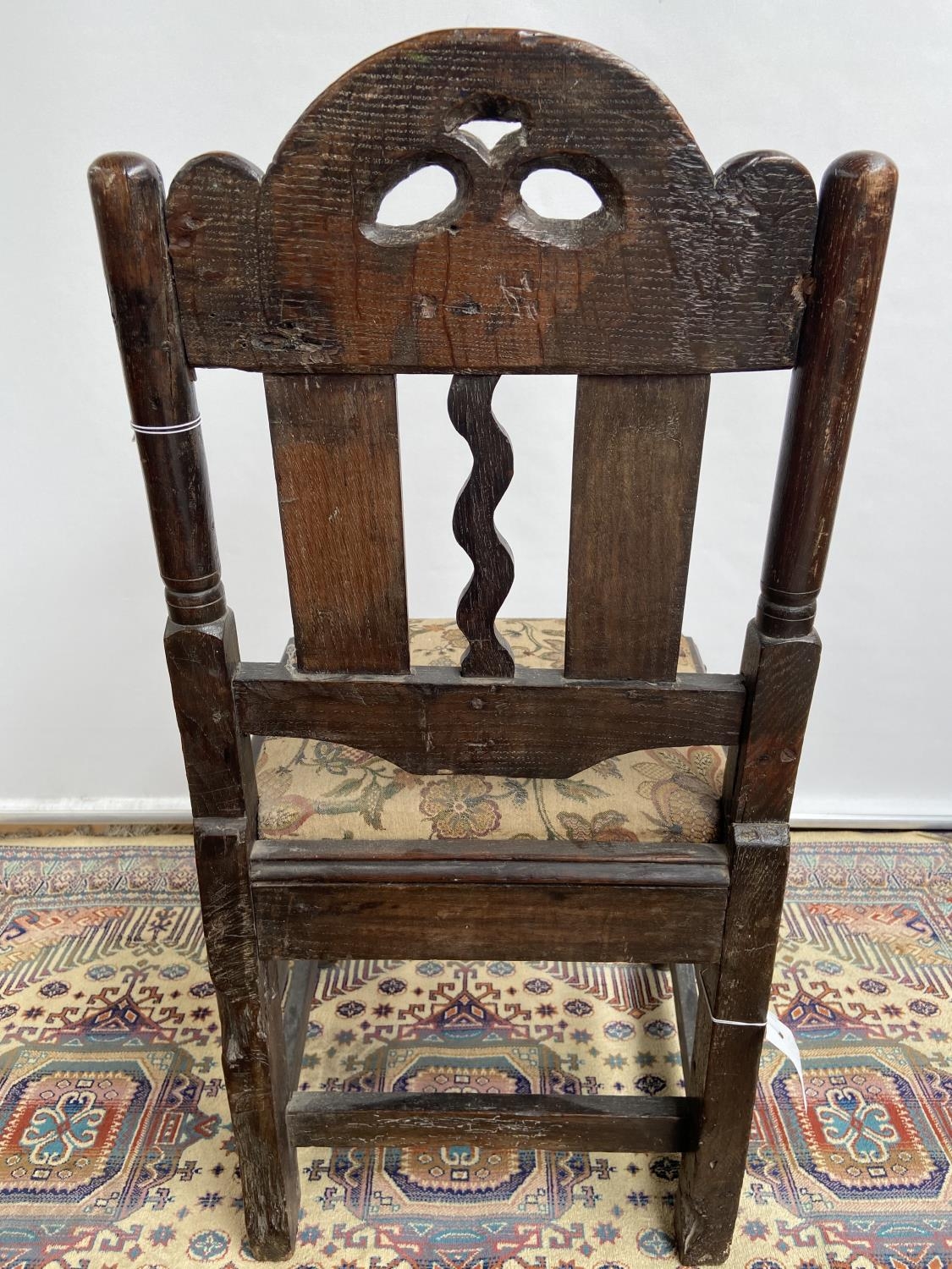 French carved walnut side chair [early 18th century] with a scroll-carved top rail above carved wavy - Image 4 of 6