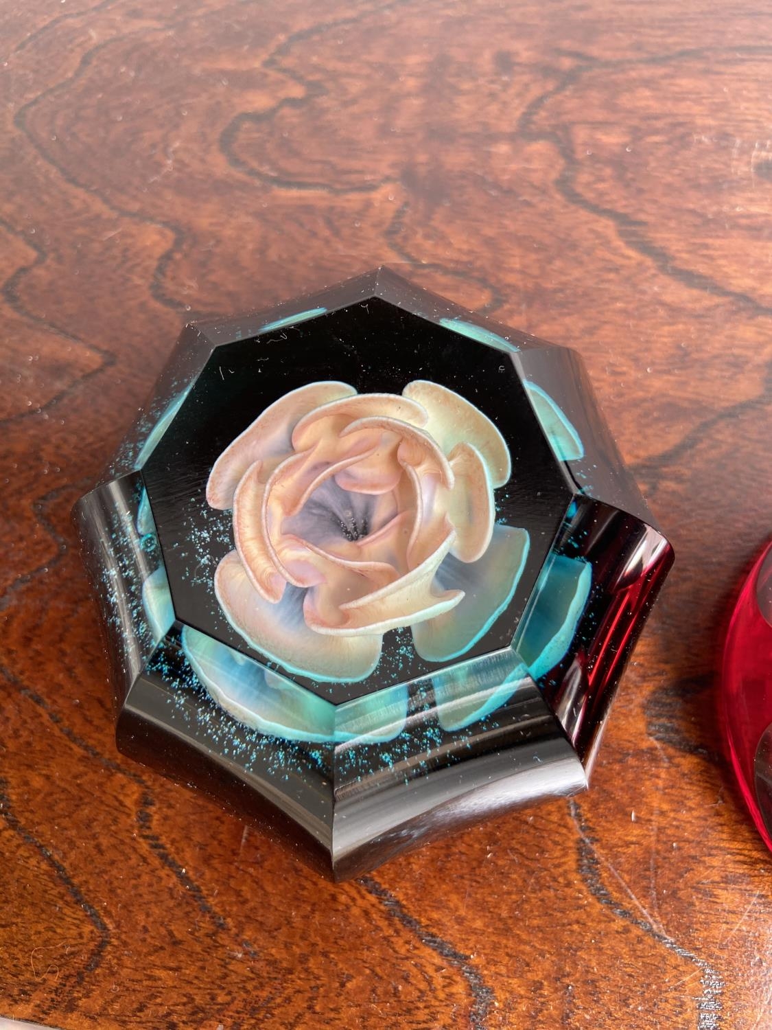 Two unusual style paperweights. A Pink Rose in a facet cut blue glass and an etched dragon fly red - Bild 2 aus 7