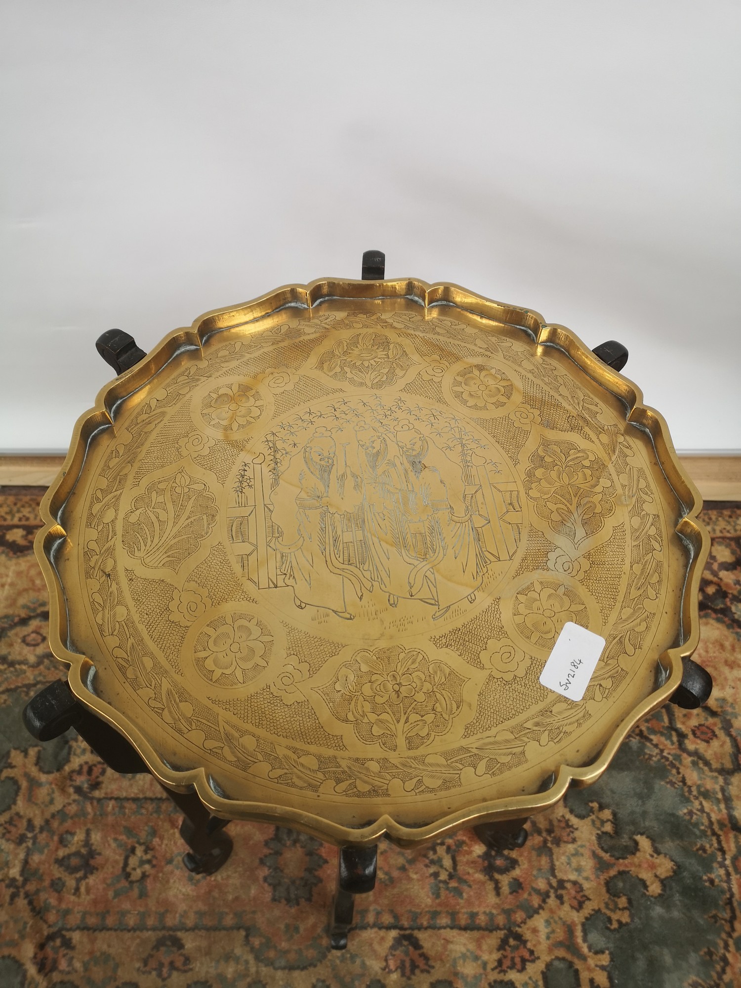 A brass tea tray table with scalloped edging, engraved in a Japanese theme, supported on a 6 arm/leg - Image 5 of 6