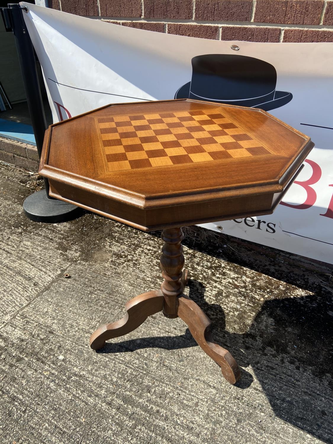 Single pedestal chess board top table [69x59x59cm] - Image 2 of 3