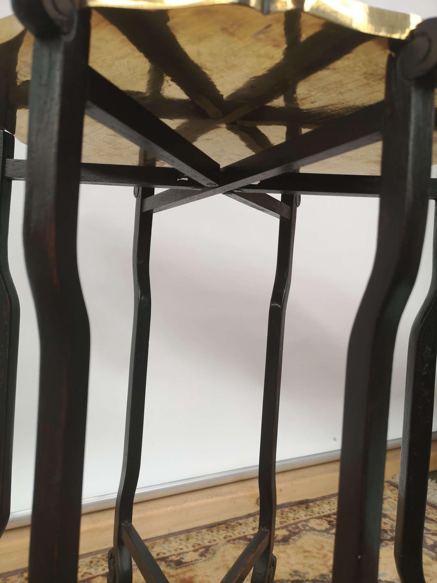 A brass tea tray table with scalloped edging, engraved in a Japanese theme, supported on a 6 arm/leg - Image 4 of 6