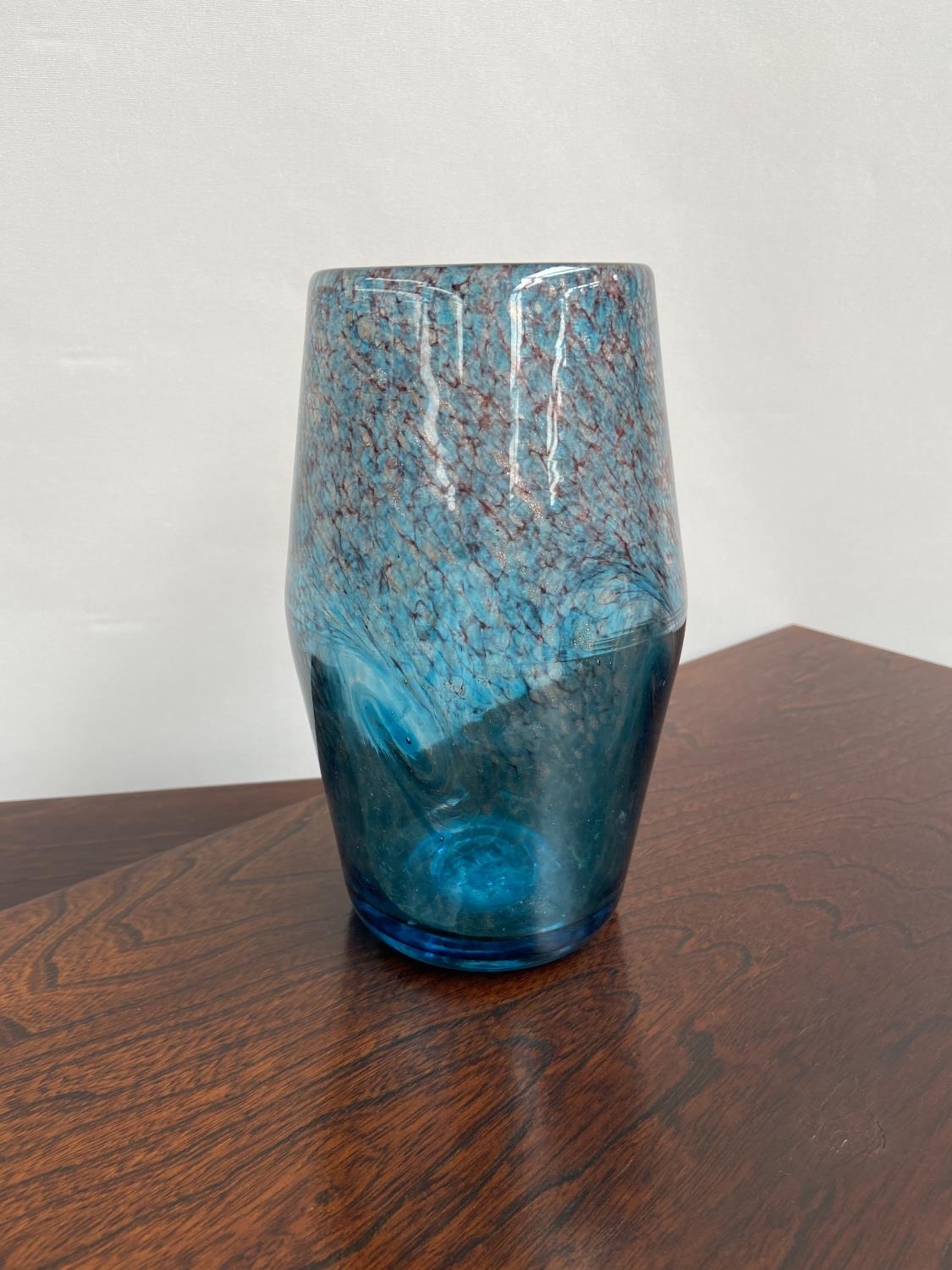 A Vintage blue and gold speck Strathearn vase. [22cm in height] - Bild 3 aus 5