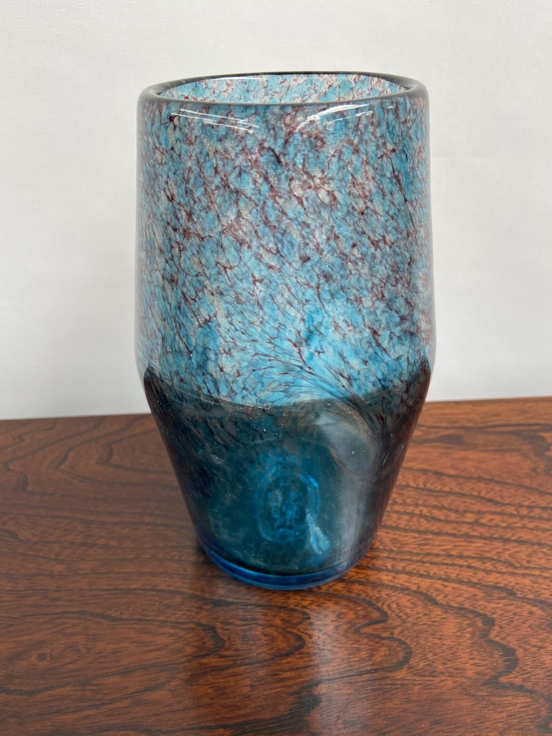 A Vintage blue and gold speck Strathearn vase. [22cm in height] - Bild 2 aus 5